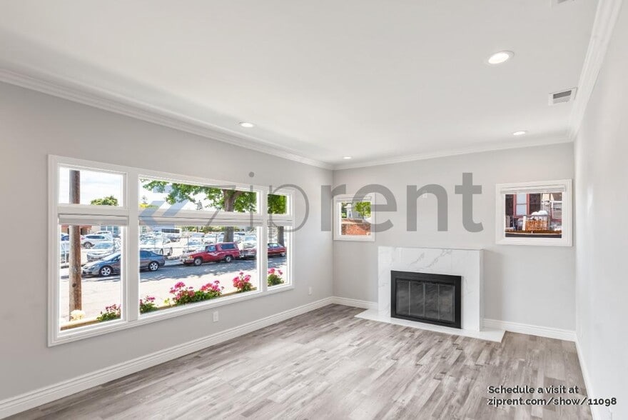 Building Photo - 1519 St Charles St