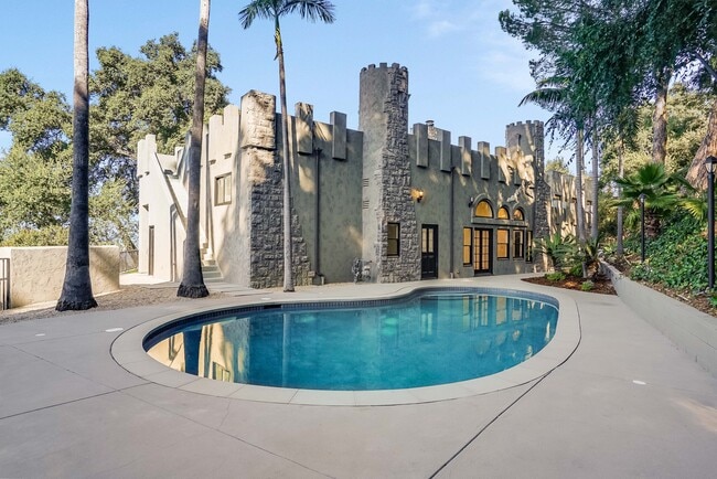 Building Photo - 15851 Mulholland Pl