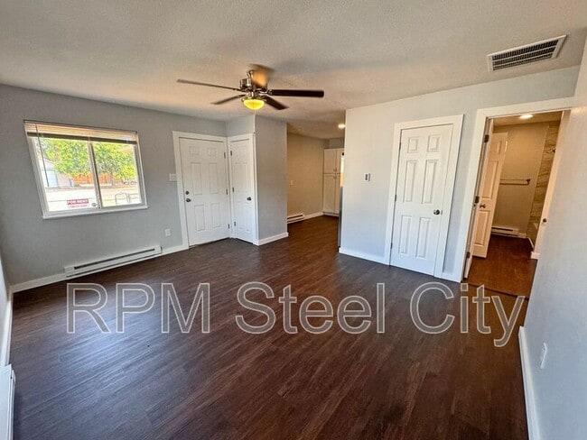 Building Photo - 1610-1610 W Summit Ave