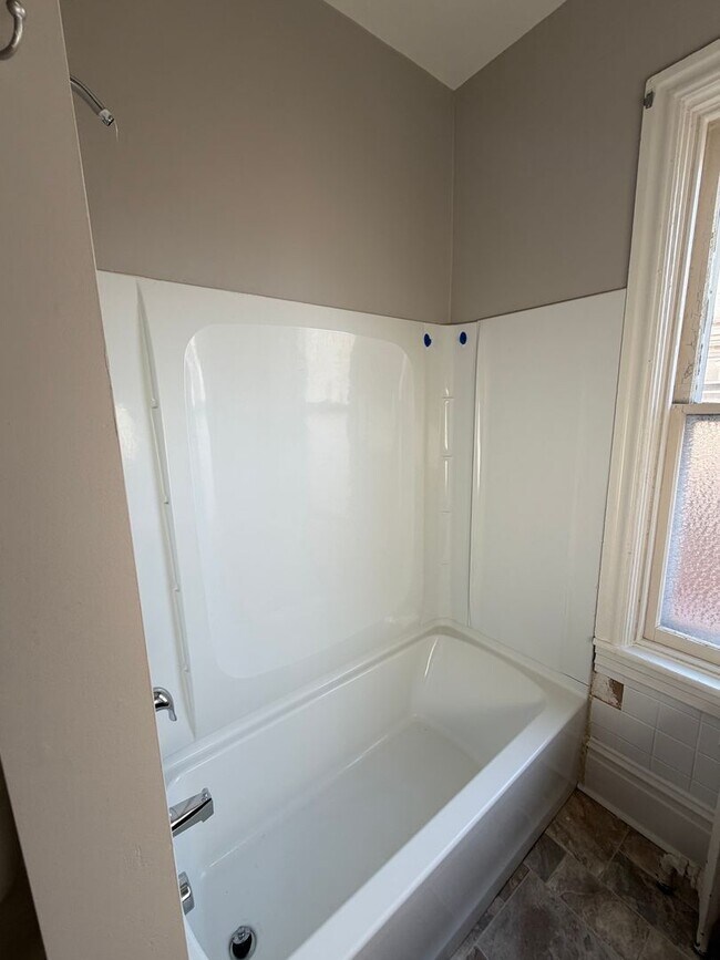 Building Photo - 114 S West St