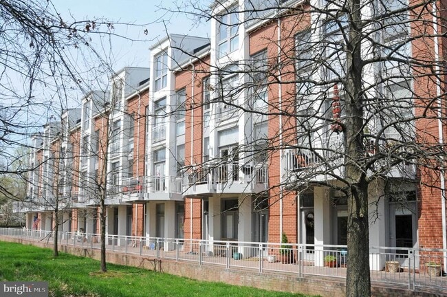 Building Photo - 2010 N Westmoreland St