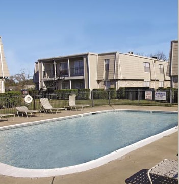 Pool - Tradewinds Apartments