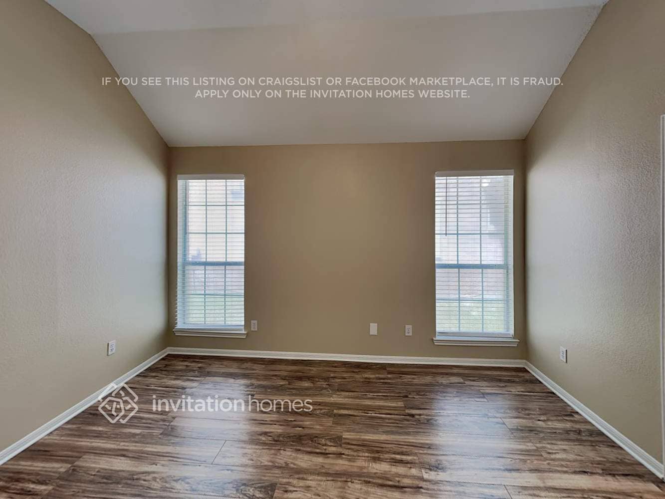 Building Photo - 1046 Essex Dr