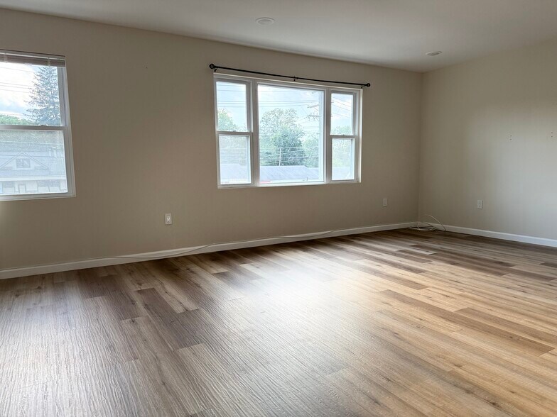Livingroom - 14 US Highway 206