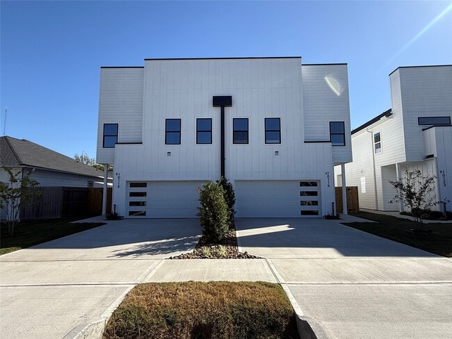 Primary Photo - 10119 Grover Ln