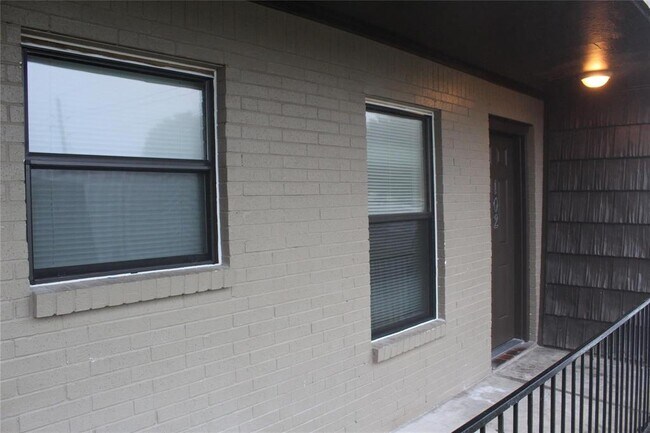 Building Photo - 1518 East Ave