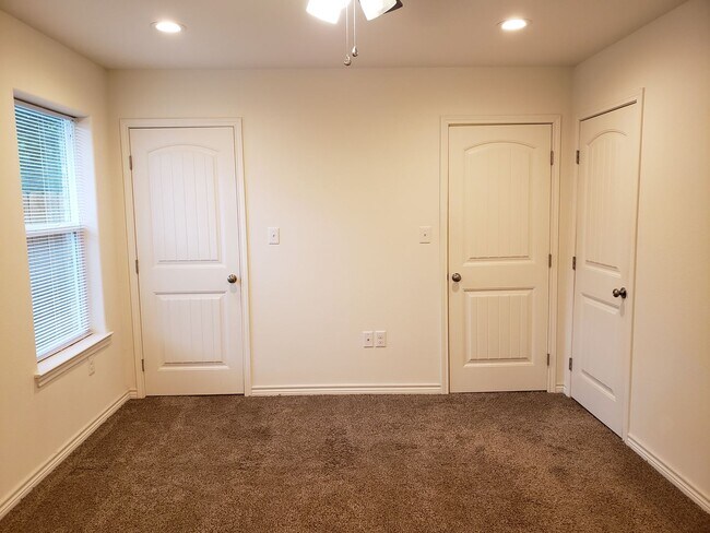 Building Photo - Beautiful NISD Home