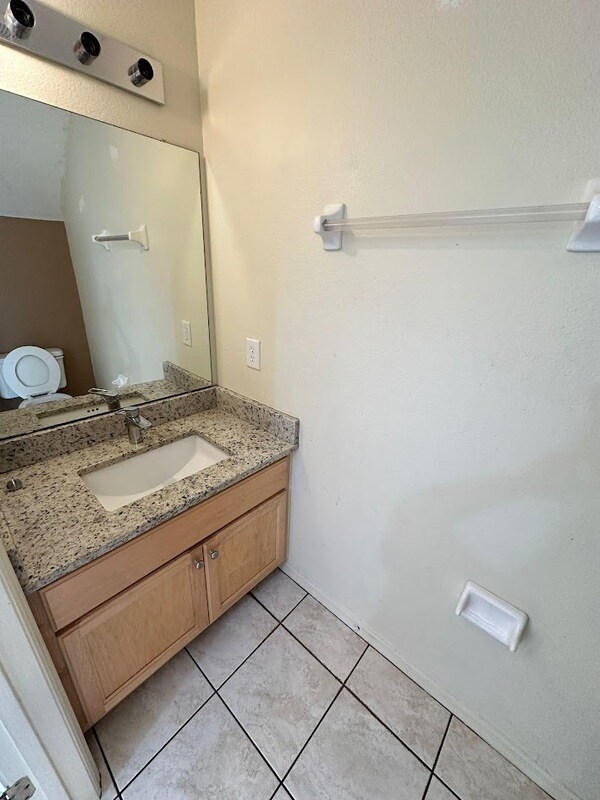 Building Photo - 271 Hart Ln