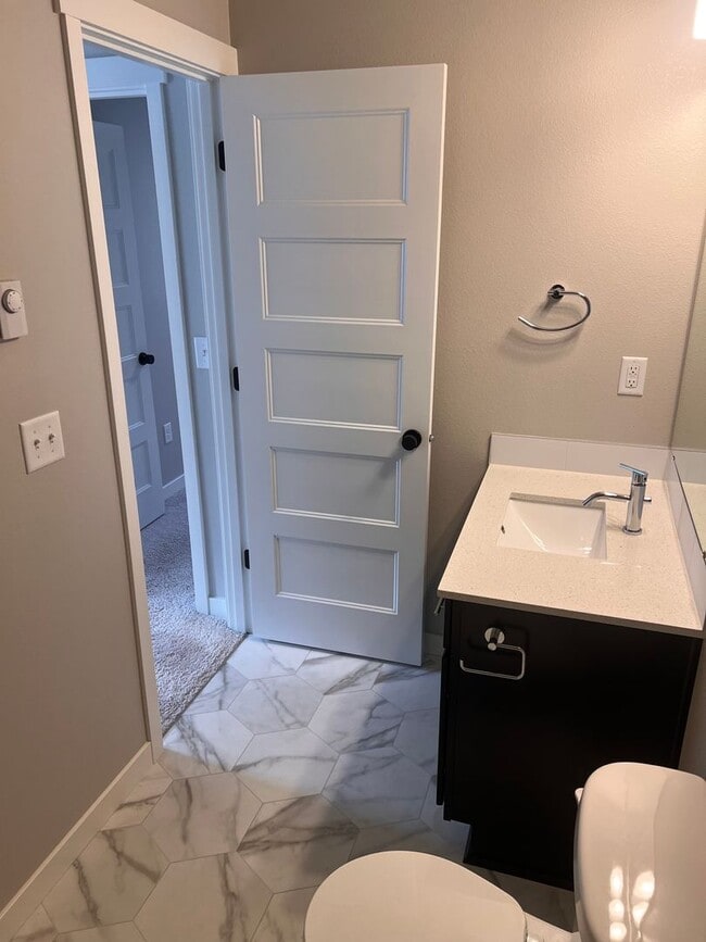 Building Photo - Modern 3-Bedroom Condo in the Heart of Lyn...