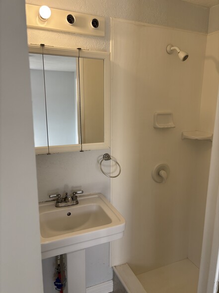 En suite bathroom - 3364 N 500 E