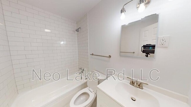 Building Photo - 605 Lake Rd