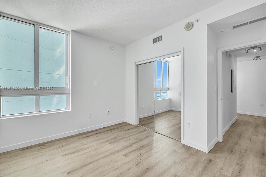 Building Photo - 1900 N Bayshore Dr