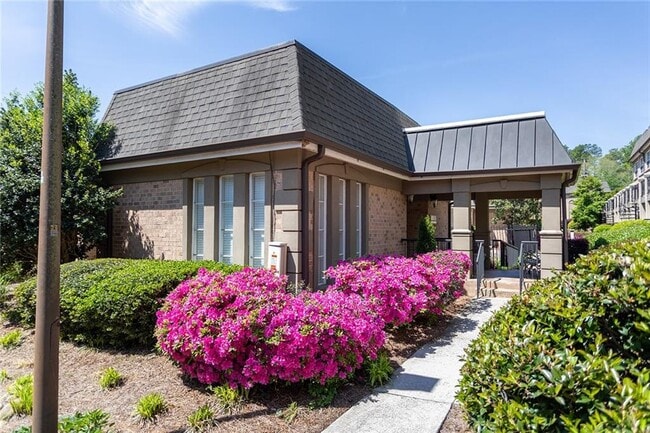 Building Photo - 6980 Roswell Rd