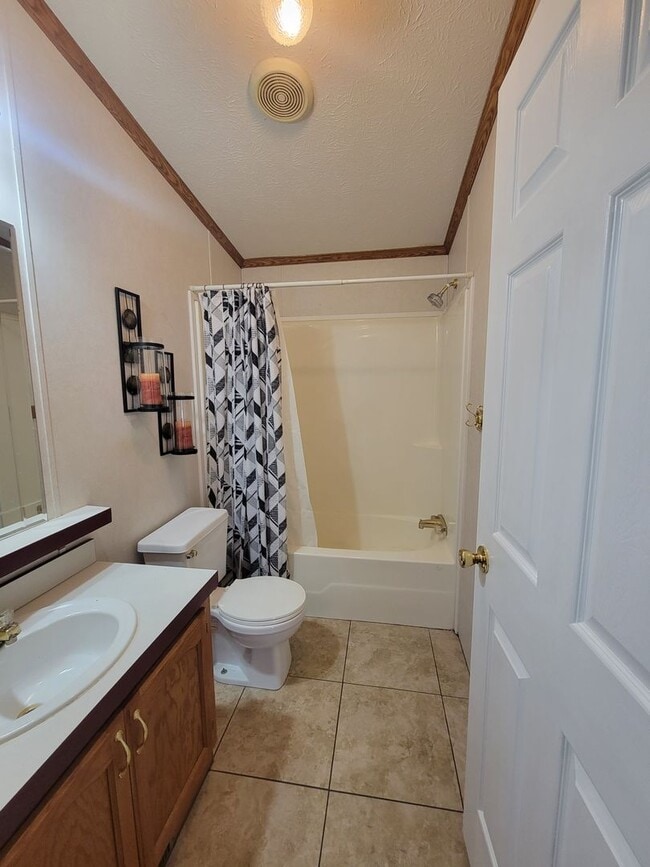Building Photo - Large 3 bedroom in Oakwood