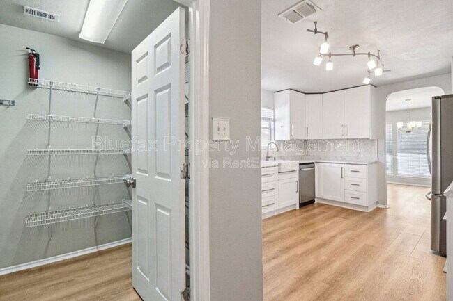 Building Photo - 9639 Shetland Park