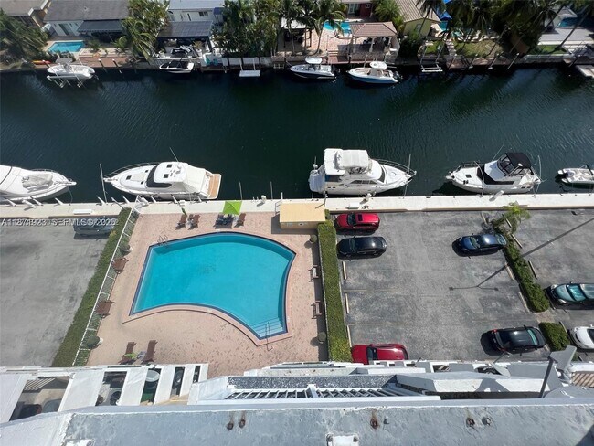 Building Photo - 2000 NE 135th St