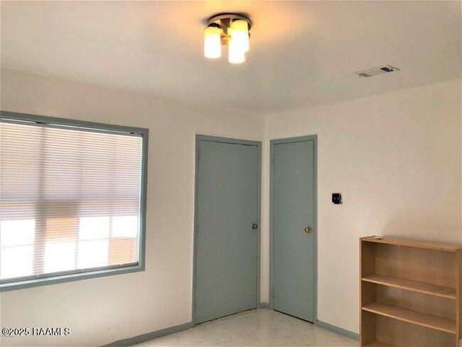 Building Photo - 121 Sorority Dr