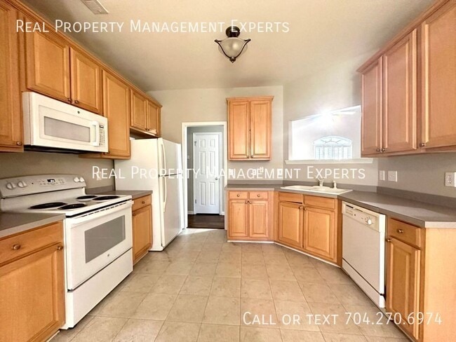 Building Photo - 10001 Glencrest Dr