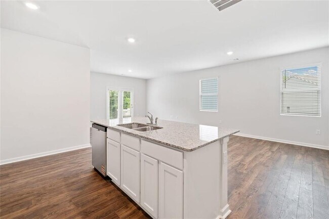 Building Photo - 283 White Cedar Dr