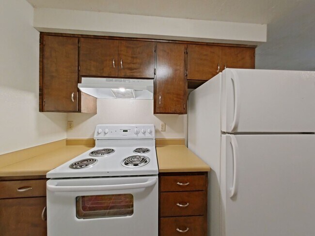 Building Photo - 3 Bedroom Duplex ~ Close to 9th Street ~ Pet Friendly