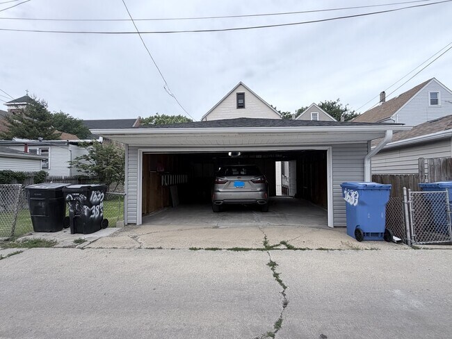 Building Photo - 1633 W 38th St