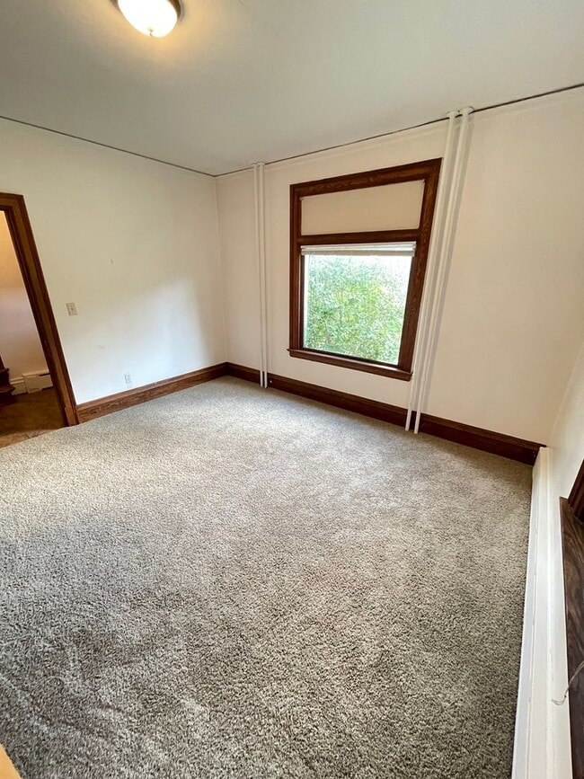 Building Photo - AVAILABLE NOW! 4 Bedroom 1 Bath Home!