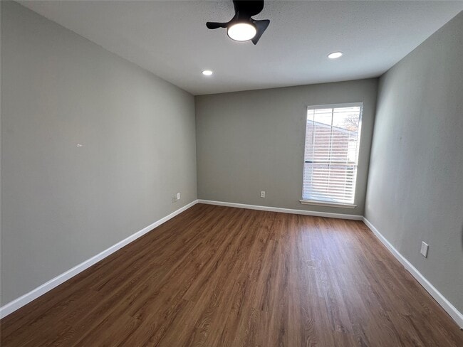 Building Photo - 10601 South Dr