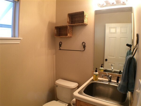 Building Photo - 3 Bedroom Home in SW Bend Just Minutes From the Old Mill