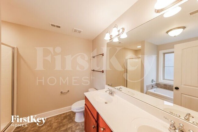 Building Photo - 256 Kingston Cir