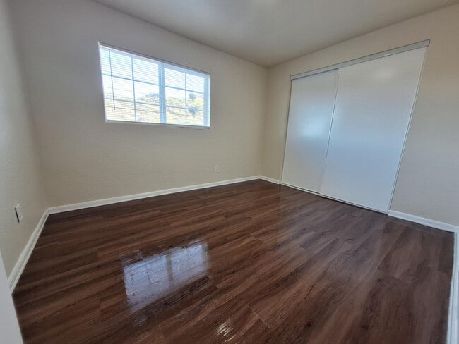 Building Photo - 954 Surrey Dr