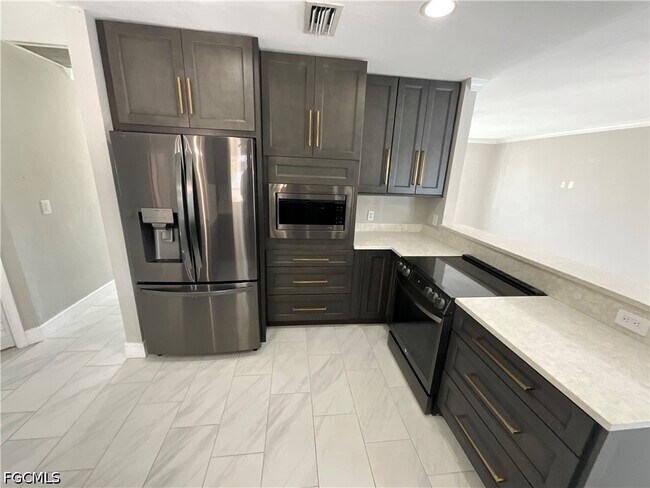 Building Photo - 20620 Pine Tree Ln