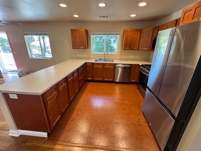 Building Photo - 2 bedroom 2 bath home