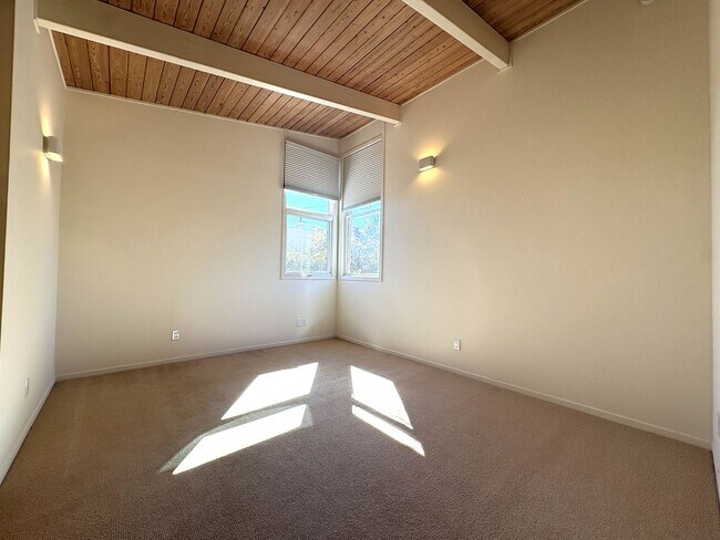 Building Photo - Beautifully Updated 5-Bedroom Home coming ...