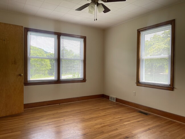 Building Photo - 3 bedroom, 2 bath 15 MINUTES  to Asheville...