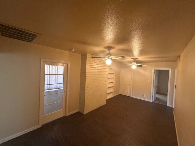 Building Photo - Affordable in Northwest Hanford with central air