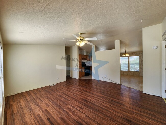 Building Photo - Spacious 3-Bed with Enclosed Yard and Stor...