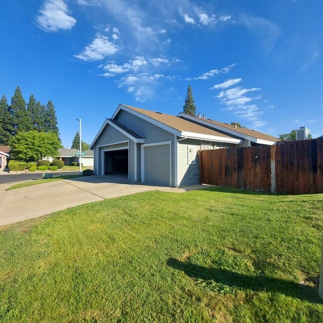Building Photo - Nice 3bed and 2 bath home; excellent Roseville location