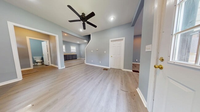 Building Photo - Large 4 bedroom, 1 1/2 baths