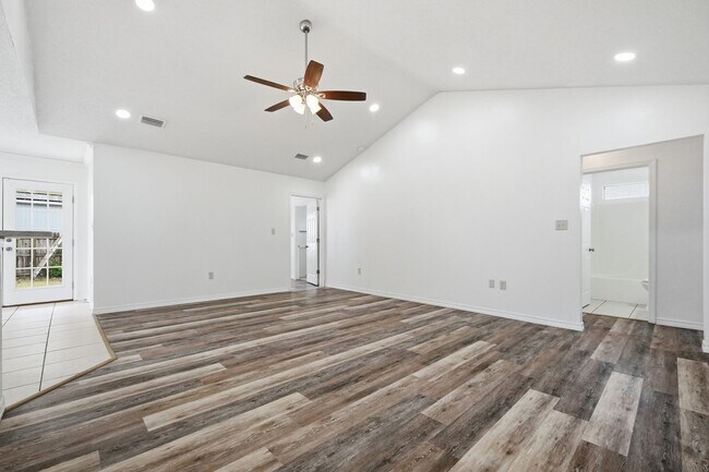 Building Photo - Renovated Home in Niceville!