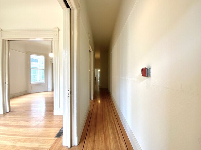 Building Photo - SPACIOUS 4BR! Laundry IN-UNIT! Great Locat...