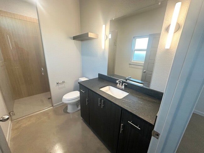 Building Photo - AVAILABLE NOW!