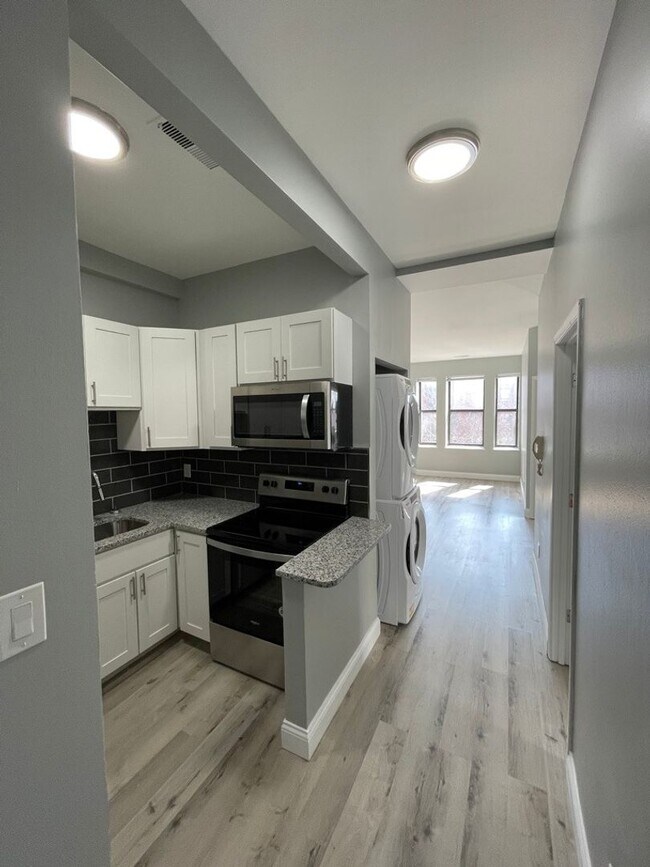 Building Photo - GORGEOUS 2/1 -  RENOVATED! Stainless, Granite, In Unit W/D