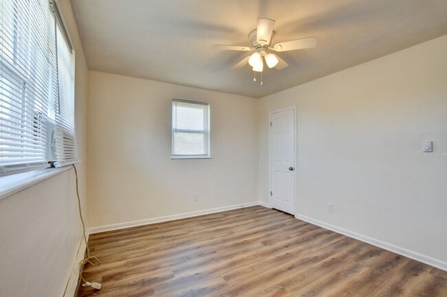 Building Photo - 936-938 Schumann Dr