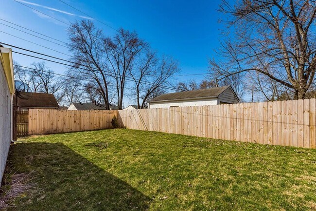 Building Photo - 3 BEDROOMS, 1 FULL BATHROOM + 2 CAR Carport Beautiful Single Family house available to show NOW f...