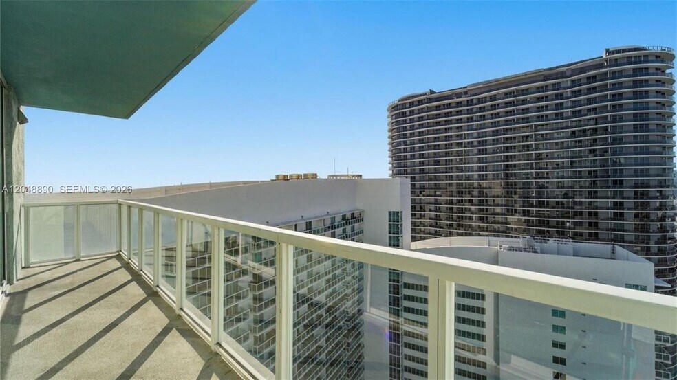 Building Photo - 1900 N Bayshore Dr