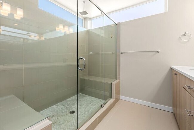 Building Photo - Trendy West Seattle Townhome w/Air Conditioning and Rooftop Deck