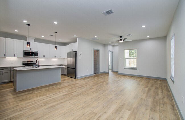 Building Photo - 837 S Victory Dr