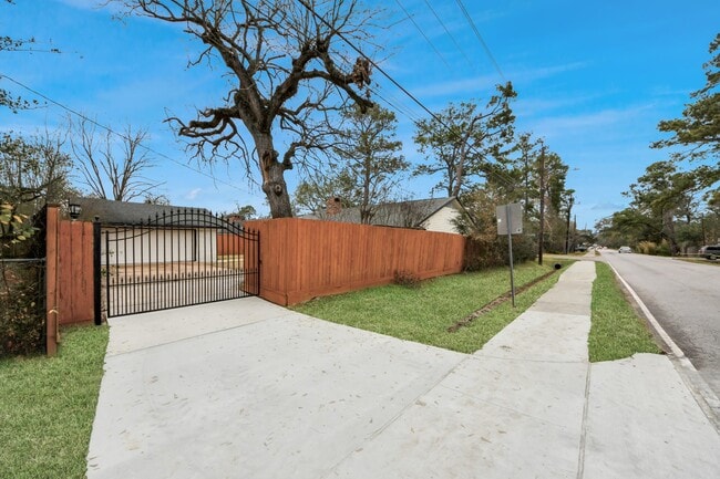 Building Photo - 10003 Briarwild Ln