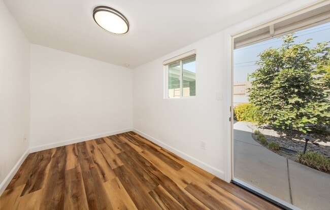 Building Photo - Large, Gorgeous Single Story Pool Home