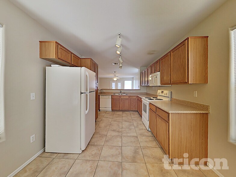Building Photo - 6014 S 16th Ln